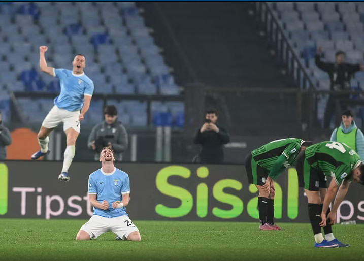 Lazio, vittoria di cuore: 2-1 al Sassuolo nel recupero.